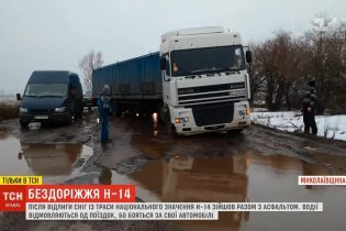 "У тій дорозі ховаються машини": найстрашнішу трасу України водії після відлиги об’їздять полями