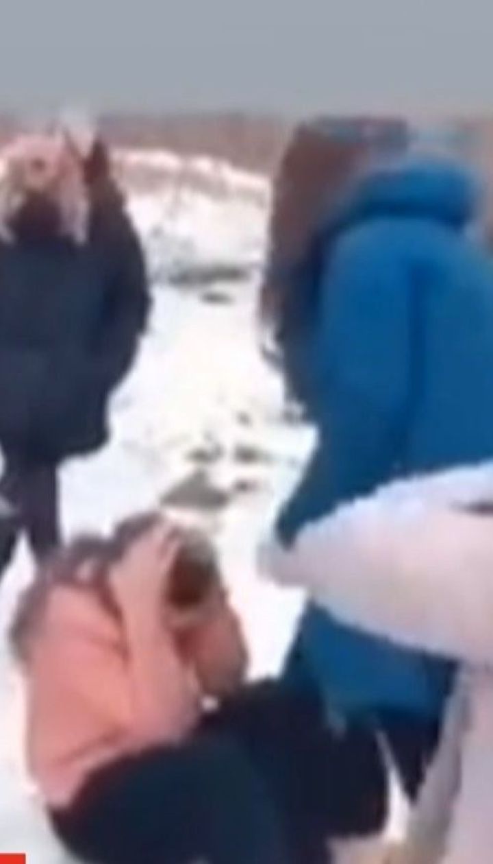 Девчачья жестокость: в Житомире подростки били школьницу на камеру
