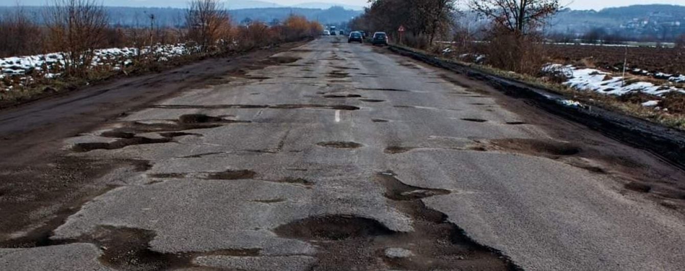 На разбитые дороги Закарпатья правительство выделило более полумиллиарда гривен