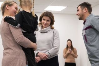 В сером свитере и с зеленым маникюром: Марина Порошенко в Днепропетровской области