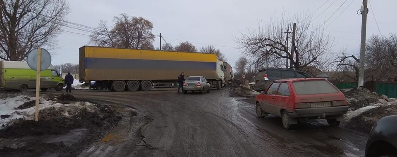 Їхати неможливо. Селяни заблокували важливе шосе на Полтавщині