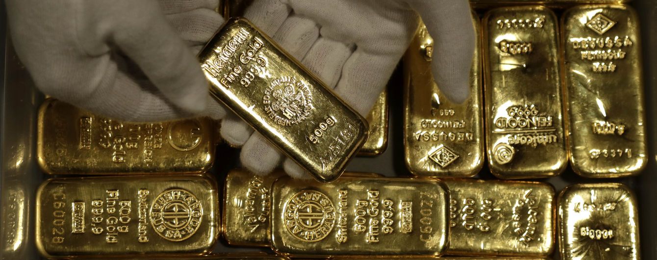 Француз замовив у Мережі бікіні для дружини, а отримав золоті злитки