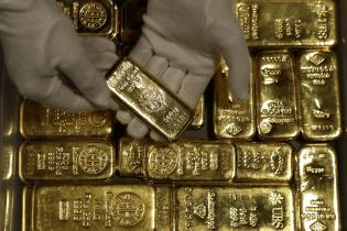 Француз замовив у Мережі бікіні для дружини, а отримав золоті злитки