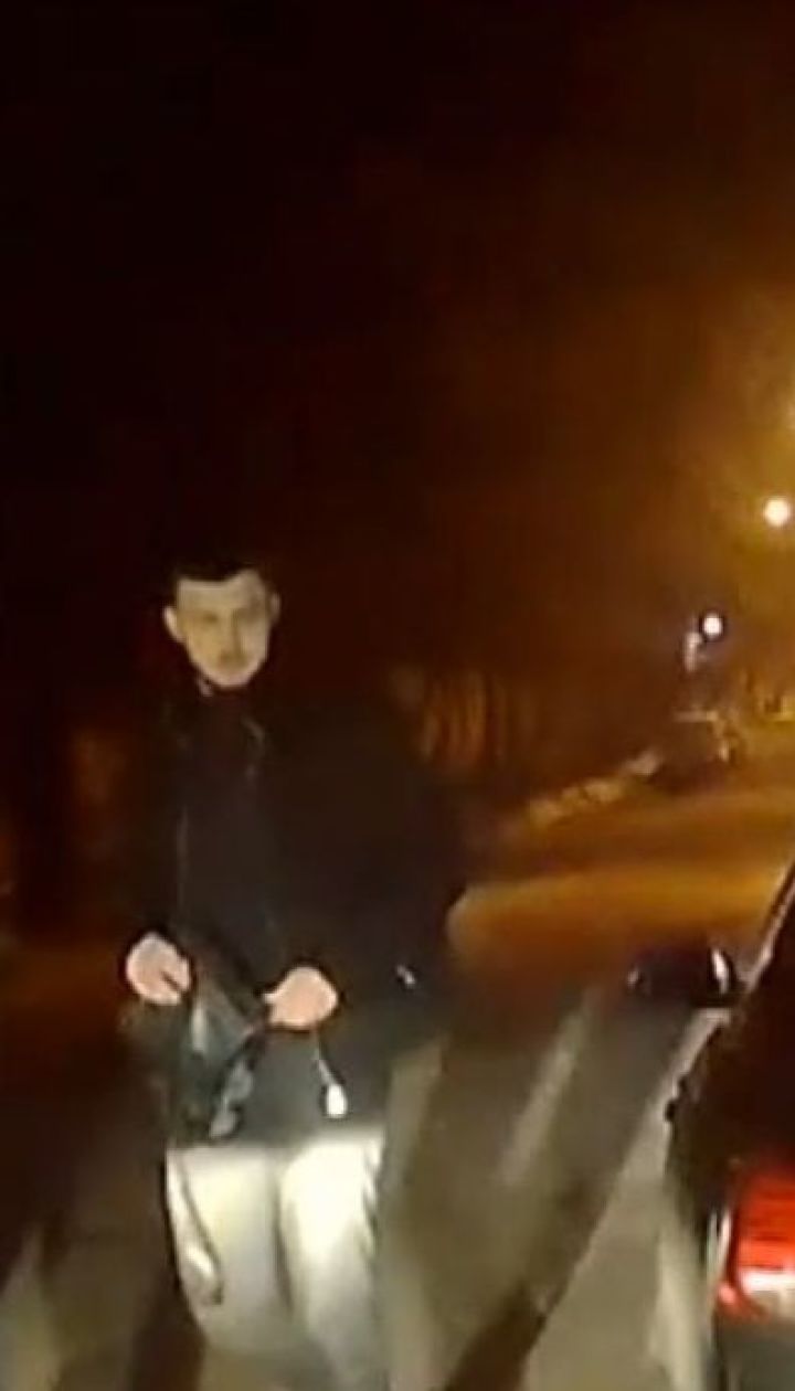 Водійські хитрощі: нетверезий чоловік намагався підмінити контейнер з сечею, аби обдурити копів
