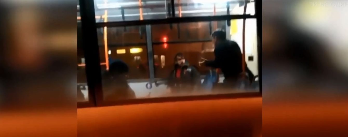 "Я тебя убью нах*й": водитель троллейбуса в Одессе ногами избил пассажира, который спал в салоне