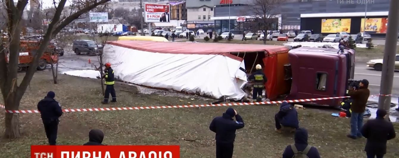 В Днепре фура с пивом побила три машины и перевернулась на асфальт