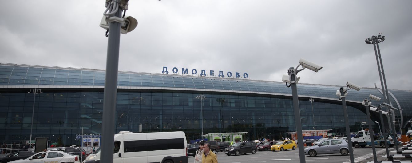 В московском аэропорту самолет врезался в столб