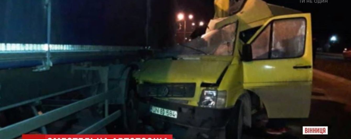 В Виннице маршрутка с гражданами Молдовы влетела в фуру: трое погибших