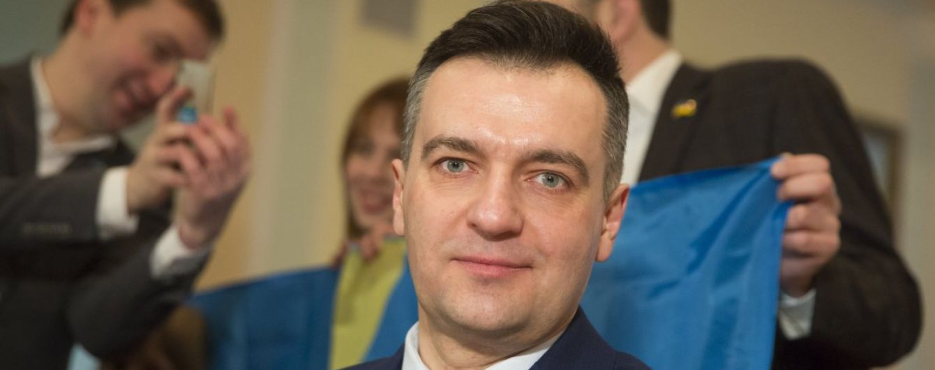 ЦИК зарегистрировала кандидатом в президенты экс-журналиста Гнапа, вокруг которого бушует скандал с деньгами на армию