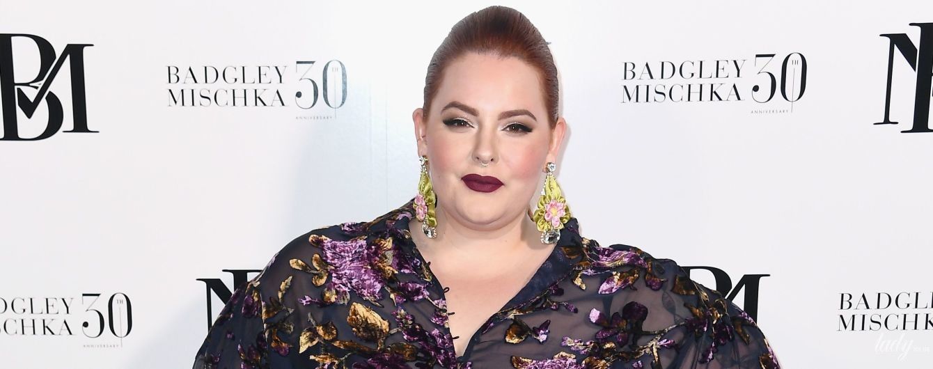 В прозрачной блузке и с насыщенным макияжем: модель plus-size Тесс Холлидей на фэшн-шоу