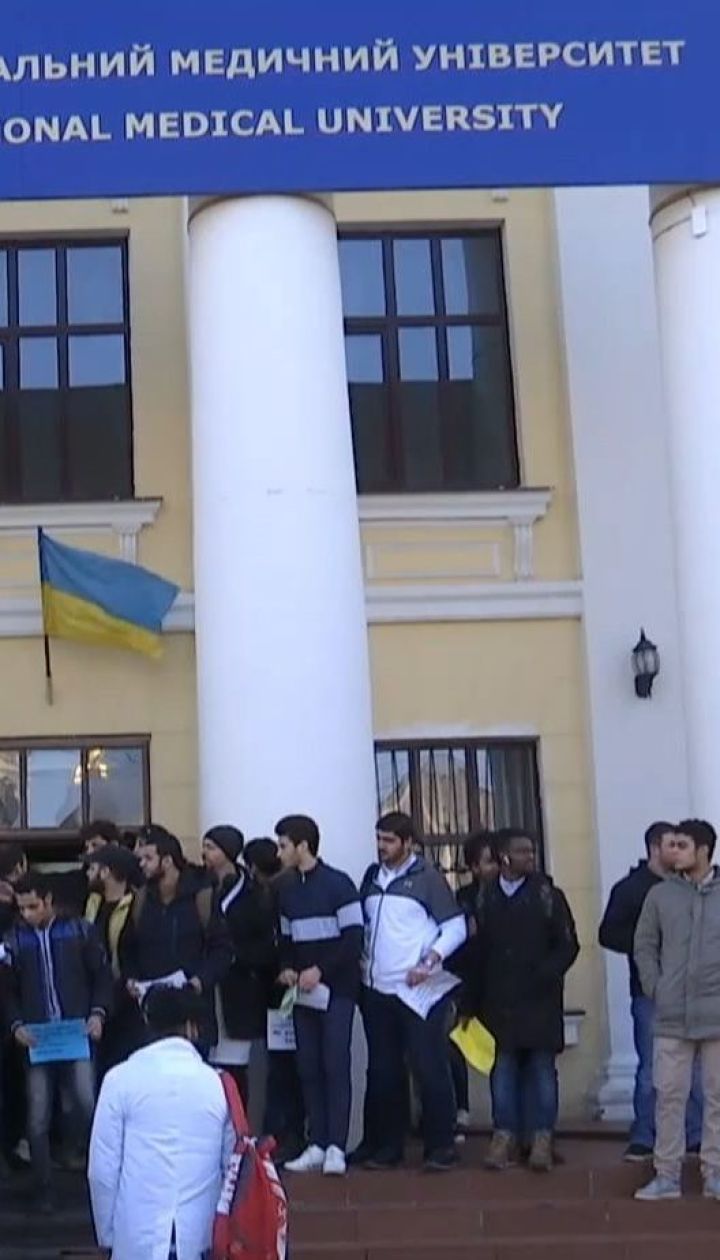С Донецкого медицинского вуза отчислили 850 иностранных студентов, протестовавших под стенами ректората