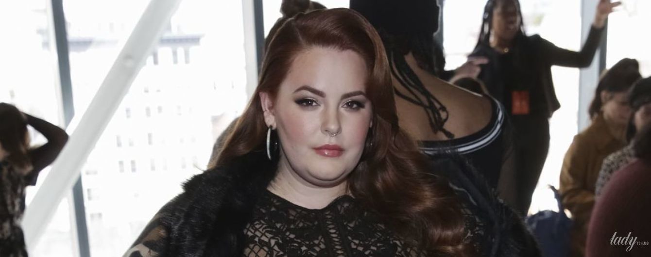 Модель plus-size Тесс Холлидей в кружевном коротком платье сверкнула татуировками на ногах