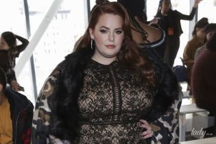 Модель plus-size Тесс Холлидей в кружевном коротком платье сверкнула татуировками на ногах