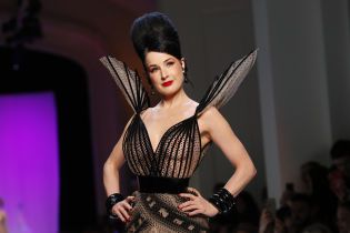 "Королева бурлеска" Дита фон Тиз в бокале похвасталась обнаженной грудью