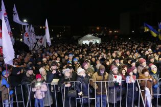 "Замінування" та кидання шашок у натовп: у Білій Церкві намагалися зірвати зустріч Тимошенко з виборцями