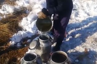 На кордоні Казахстану та Росії перекинувся спиртовоз. Місцеві черпають відрами спирт з канави