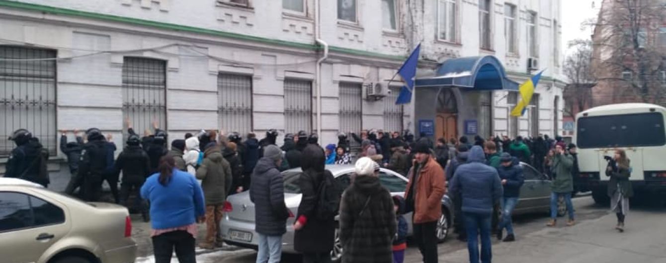 Правоохоронці затримали 40 осіб під час штурму Подільського відділку поліції