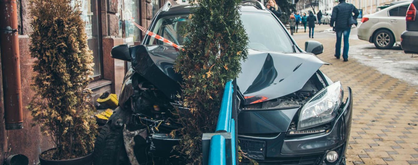 В центрі Києва автомобіль врізався в терасу ресторану