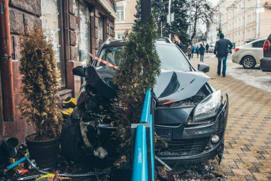 В центрі Києва автомобіль врізався в терасу ресторану