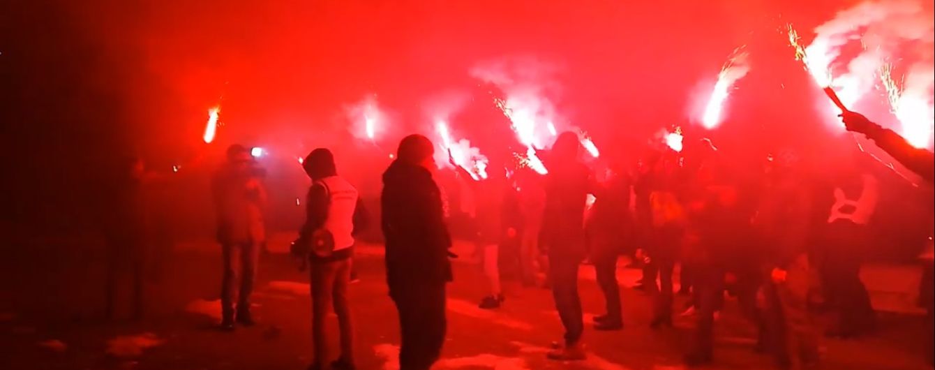 Активисты обстреляли дом Авакова салютами