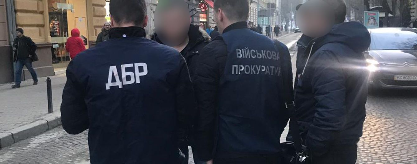 У Львові на хабарі спіймали працівника міграційної служби