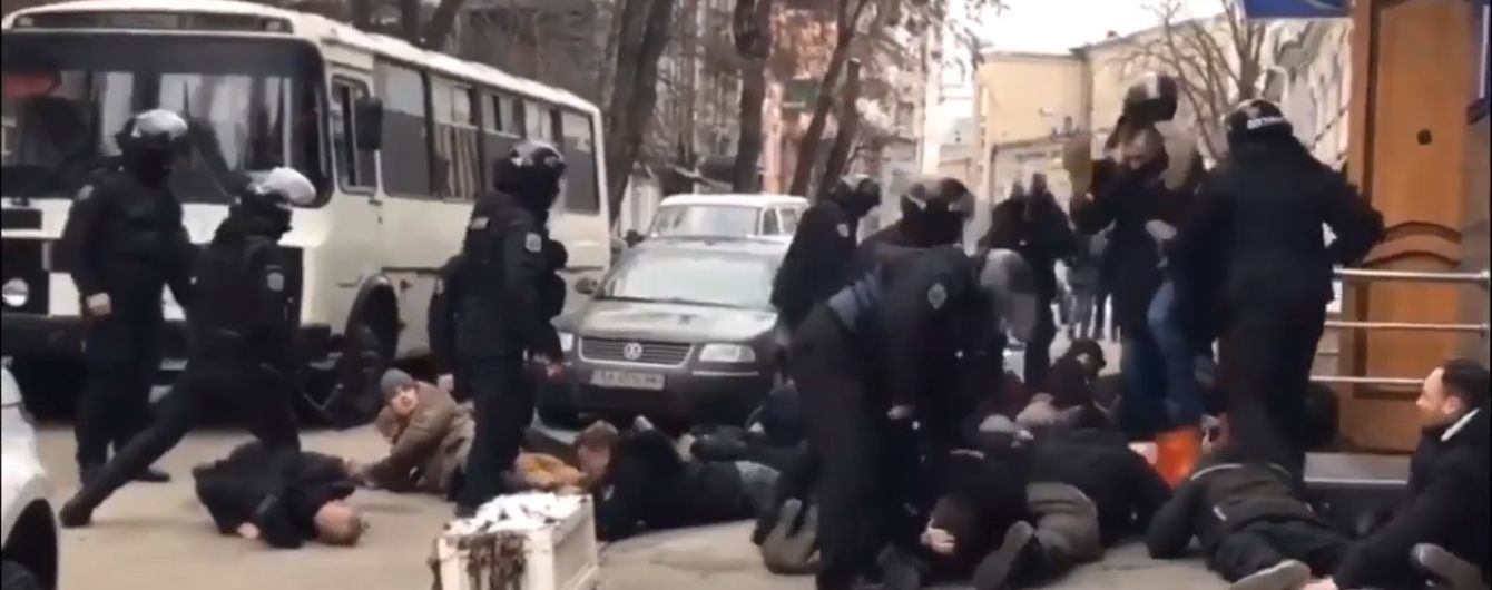В полиции пообещали наказать правоохранителей за избиение активистов и крик "Ложись, Бандера"