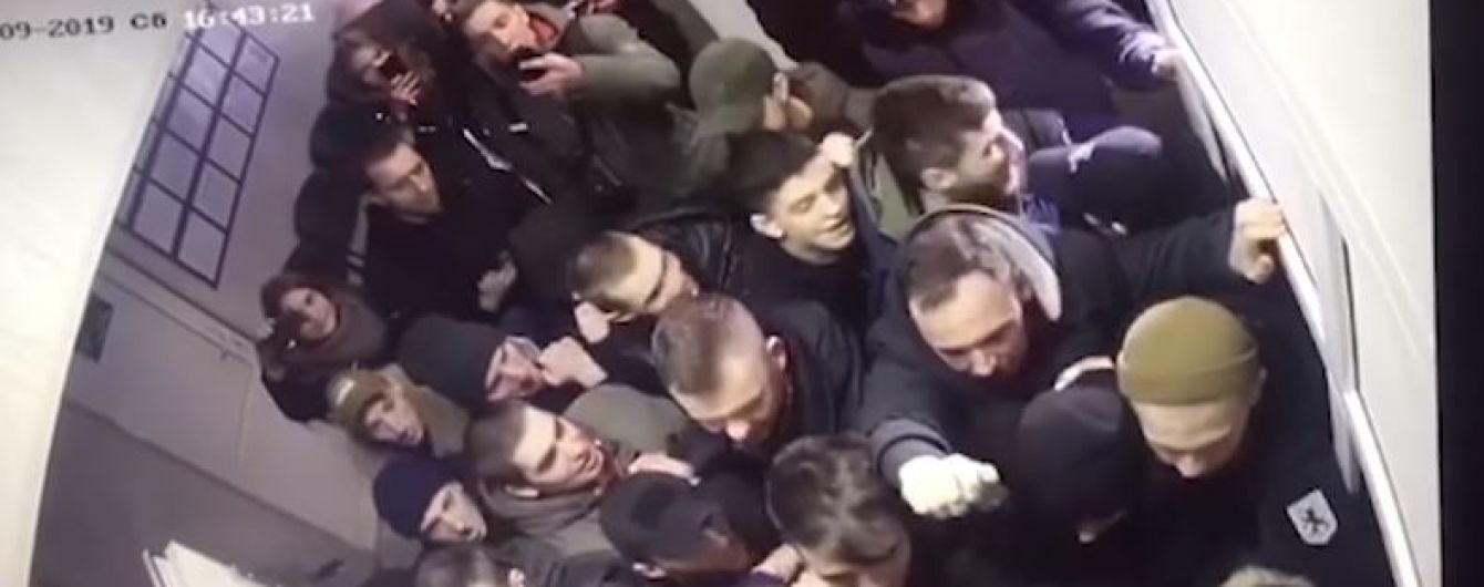 Поліція оприлюднила відео штурму райвідділу активістами у Києві