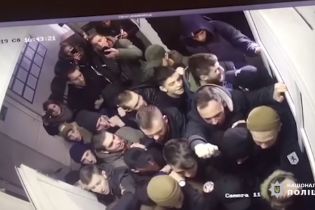 Полиция обнародовала видео штурма райотдела активистами в Киеве