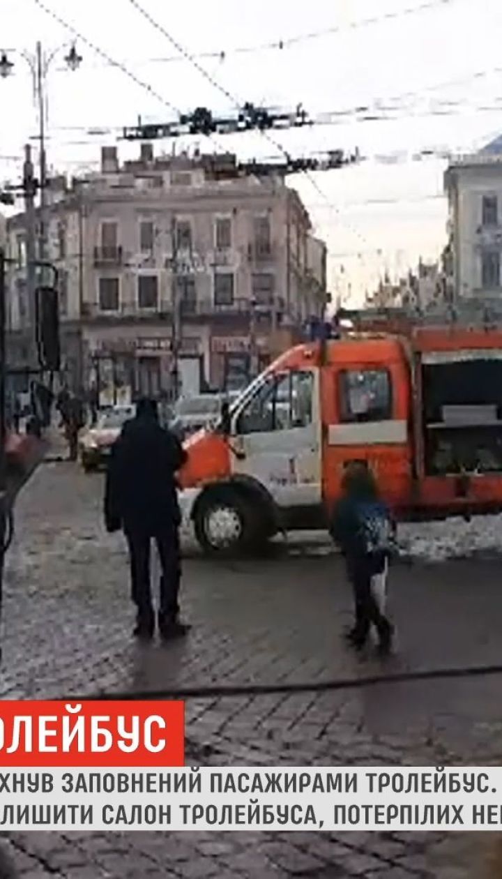 В Черновцах на ходу загорелся троллейбус с пассажирами