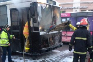 В Черновцах загорелся троллейбус с пассажирами внутри