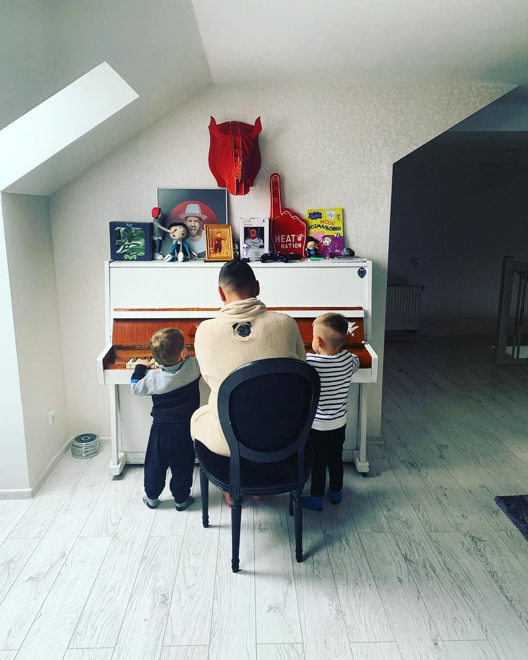 MONATIK з синами