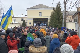У центрі Києва сотні людей прийшли до Окружного суду, щоб підтримати відсторонену Супрун