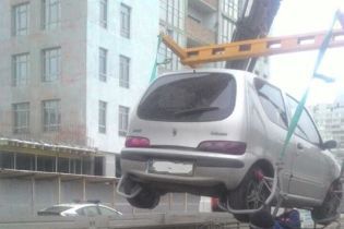 У Києві патрульні евакуювали уже 12 автівок порушників