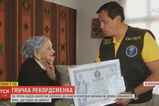 93-річна бабуся з Львівщини завдяки своєму шпагату стала найгнучкішою жінкою поважного віку