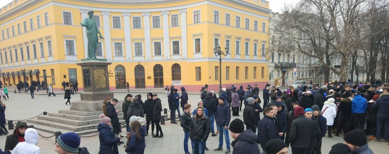 Хотів розіграти одного, а прийшли сотні: пранкер розповів ТСН, як організував фейкові мітинги