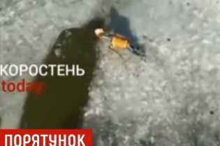 У Коростені школяр із ризиком для життя витяг з-під криги песика-дворнягу