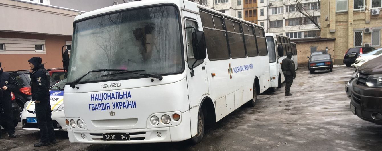 К суду над Мангером подогнали автобусы Нацгвардии