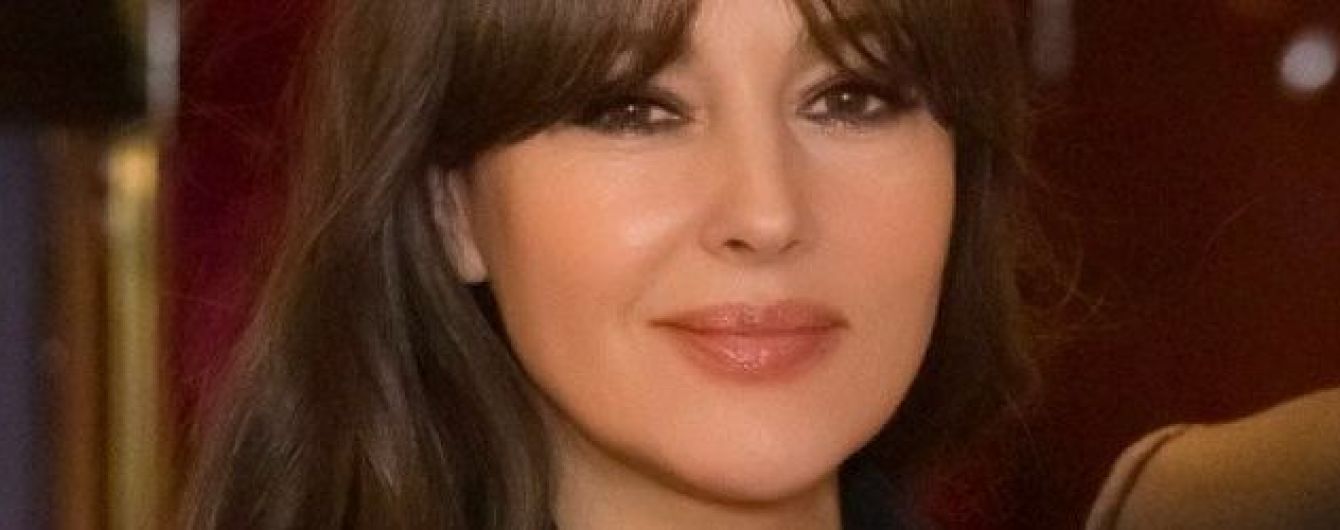 Моника Беллуччи в кожаном плаще продемонстрировала стройные ноги