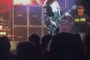 Охоплена полум'ям голова соліста Kiss та порноакторка, яка їсть сире м'ясо до Дня святого Валентина. Тренди Мережі