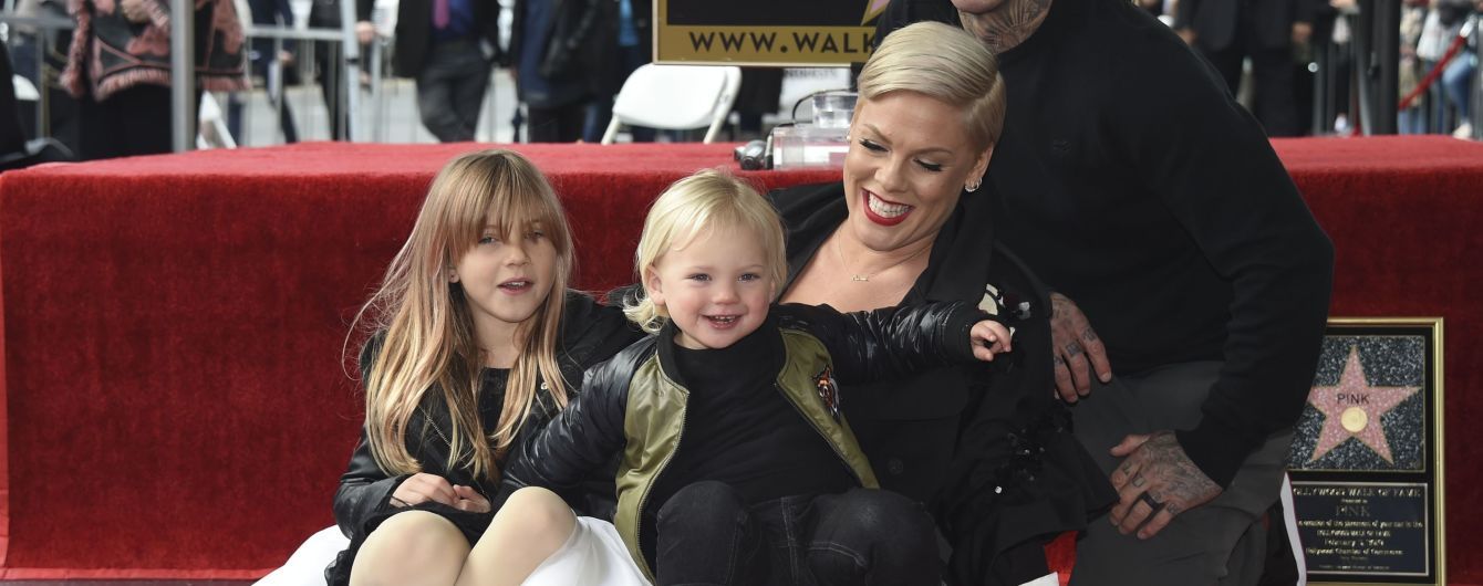 Pink розчулила фото доньки, яка вручила їй "срібний грамофон"