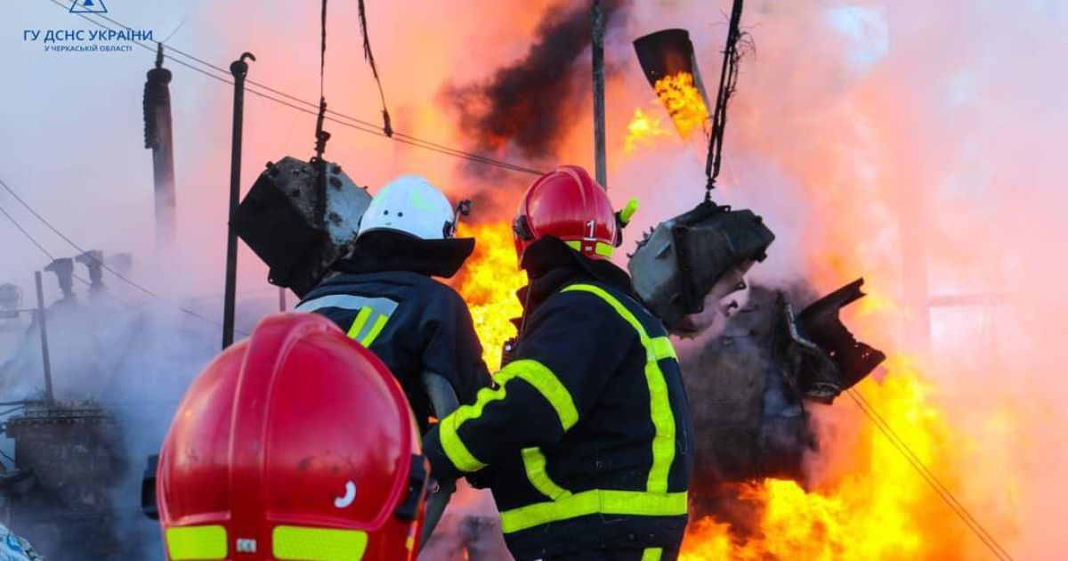 Ракетна атака на Черкащину: ДСНС ліквідувала масштабну пожежу (фото)