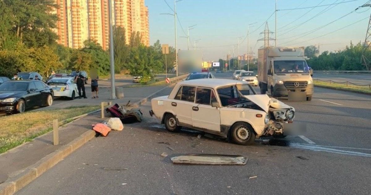 В Киеве водитель уснул за рулем и влетел в отбойник, трамированы двое несовершеннолетних