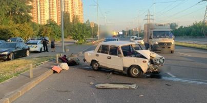 У Києві водій заснув за кермом і влетів у відбійник, травмовані двоє неповнолітніх