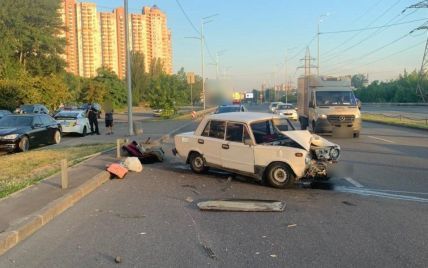 В Киеве водитель уснул за рулем и влетел в отбойник, трамированы двое несовершеннолетних