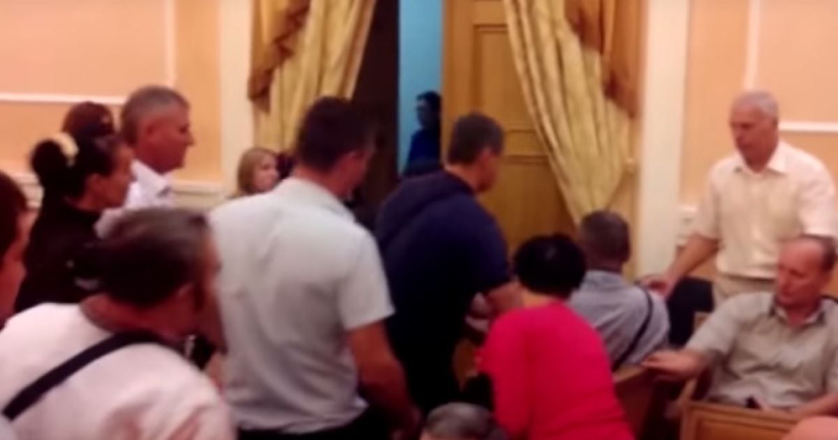 Присутствующие в зале мэрии активисты Евромайдана устроили потасовку