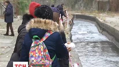 На берегу Лыбеди развернули химическую лабораторию для школьников, чтобы привлечь внимание к состоянию реки