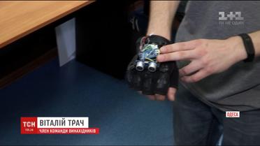 Одесские подростки разработали перчатку-поводыря для слабовидящих людей