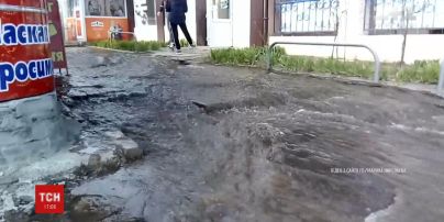 В Харькове из-под земли забил фонтан, а улица превратилась в реку