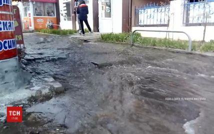 В Харькове из-под земли забил фонтан, а улица превратилась в реку