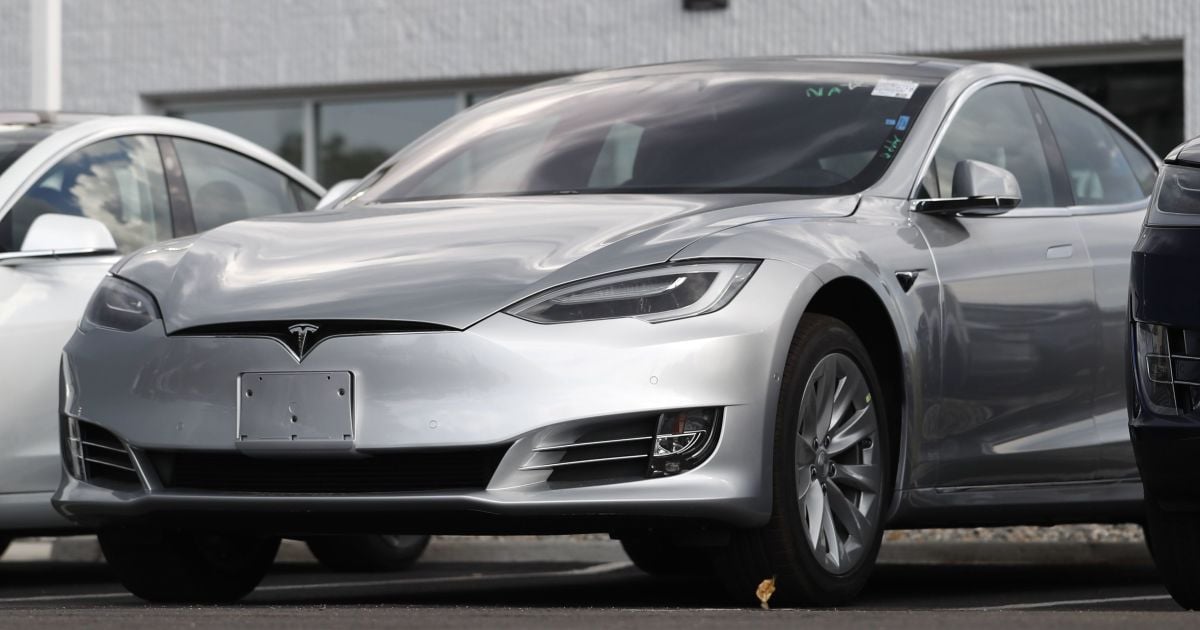 "Впереди трудный путь". В Tesla объявили о сокращении штата